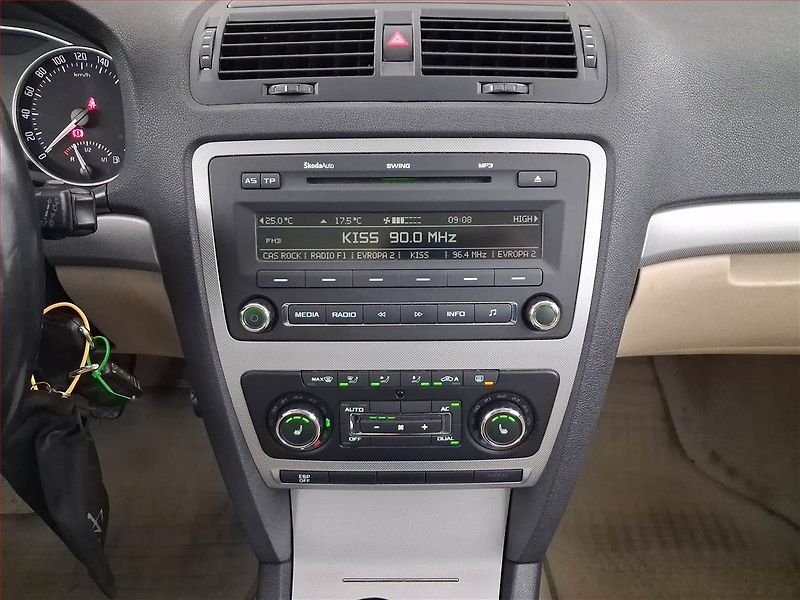 Škoda Octavia (2009) 1.9 TDI, nová STK - fotka 12 z 16