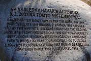 Pomník na památku obětí nehody u Nažidel tvoří dvacet oblých balvanů z Labe rozestavěných do kruhu o průměru 12 metrů
