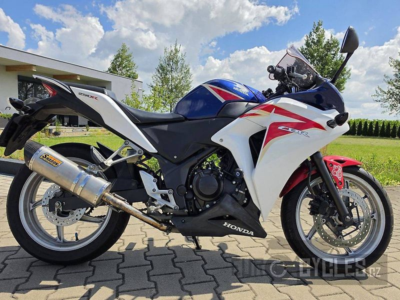 Honda CBR 250 R (2011) - fotka 4 z 13