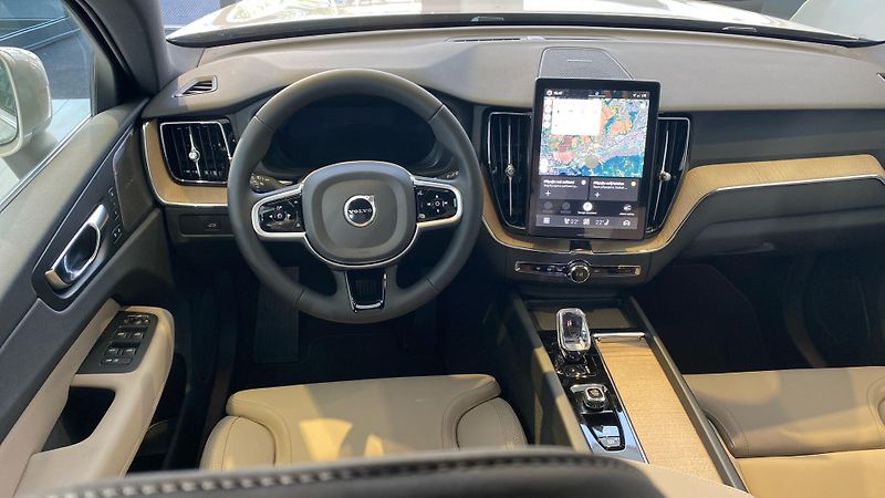 Volvo XC60 (2026) PLUS BRIGHT, B5 AWD, 184+10 kW - fotka 9 z 14
