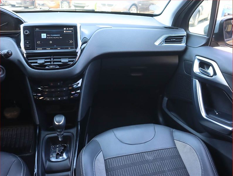 Peugeot 2008 (2019) 1.2 PureTech, Automat, Navi - fotka 8 z 22