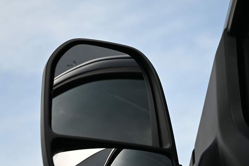 Ford Tourneo Custom (2025) 2.0 320 L2H1 8 Míst ACTIVE Taž - fotka 28 z 45
