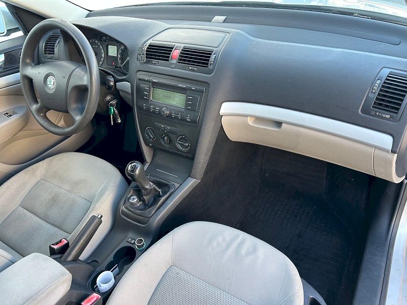 Škoda Octavia (2006) Ambiente 1.6 FSI 85 kW - fotka 14 z 23