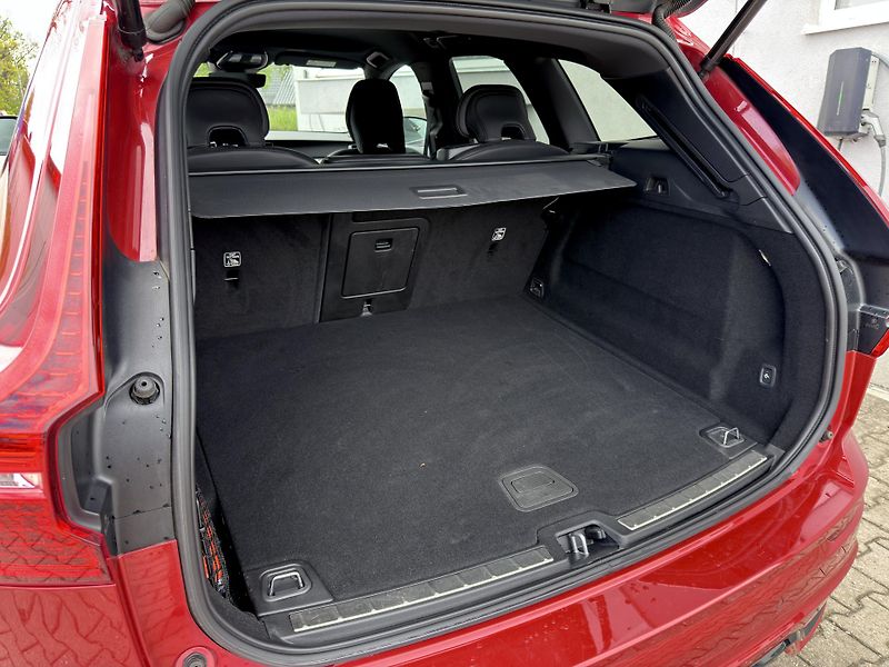 Volvo XC60 B5 AWD (benzín) // PLUS DARK - fotka 16 z 48