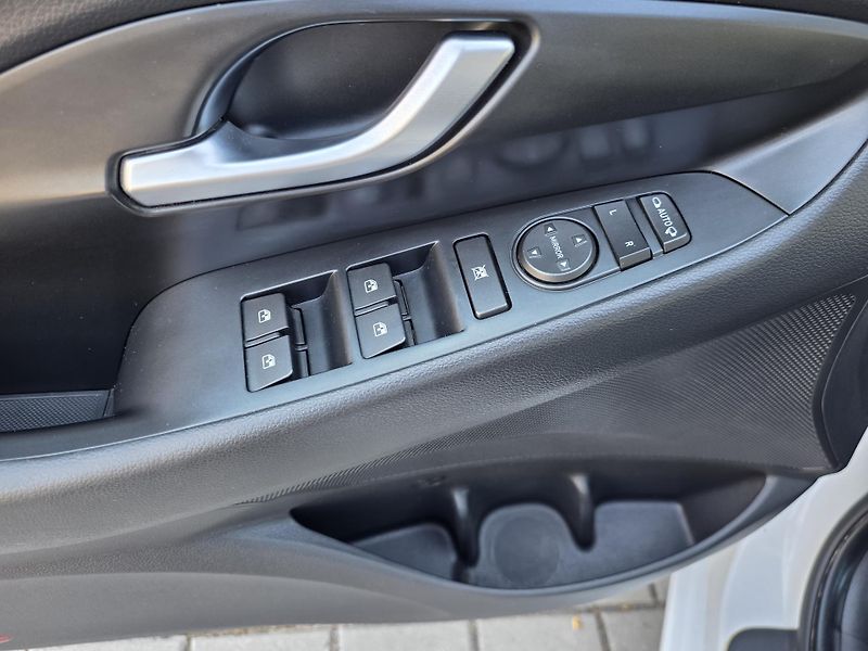 Hyundai i30 (2022) 1.6CRDi COMFORT TAŽNÉ KAMERA - fotka 14 z 20