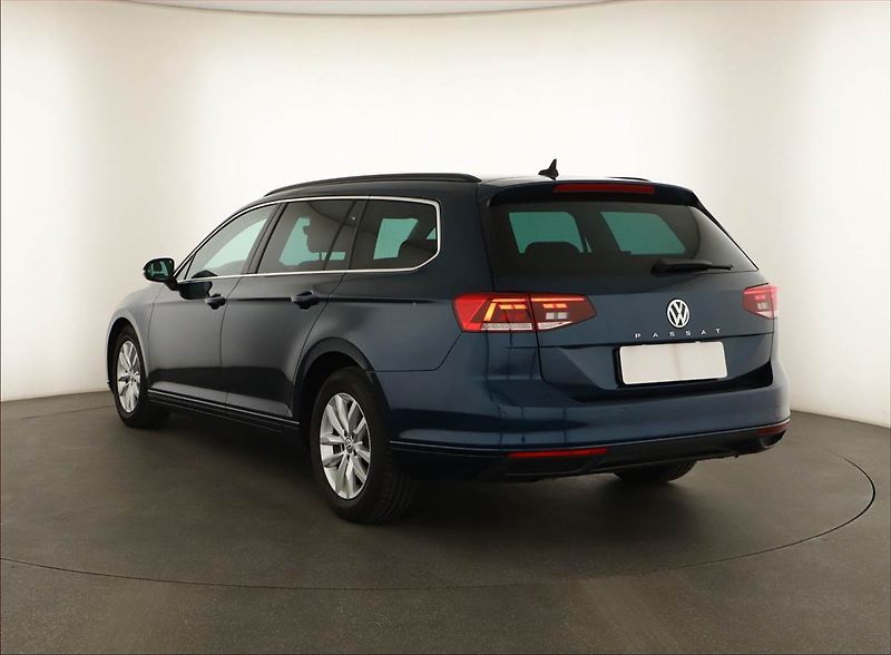 Volkswagen Passat (2019) 2.0 TDI, Automat, Navi - fotka 4 z 17