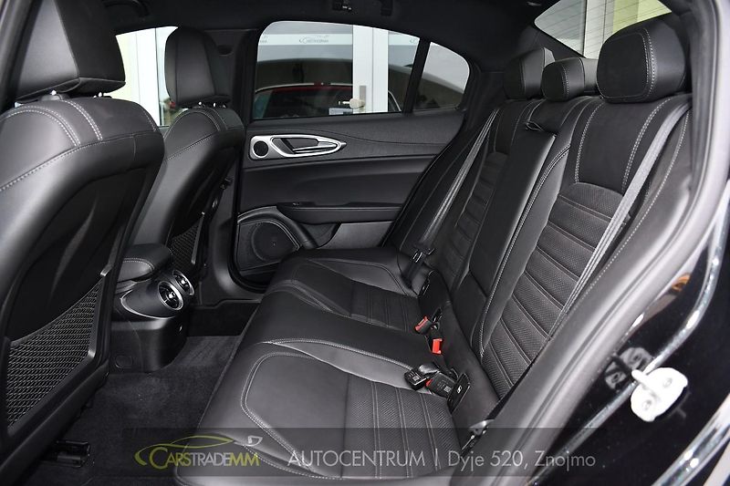 Alfa Romeo Giulia 2.0T 16V 206kW VELOCE AT8 Q4 - fotka 13 z 53