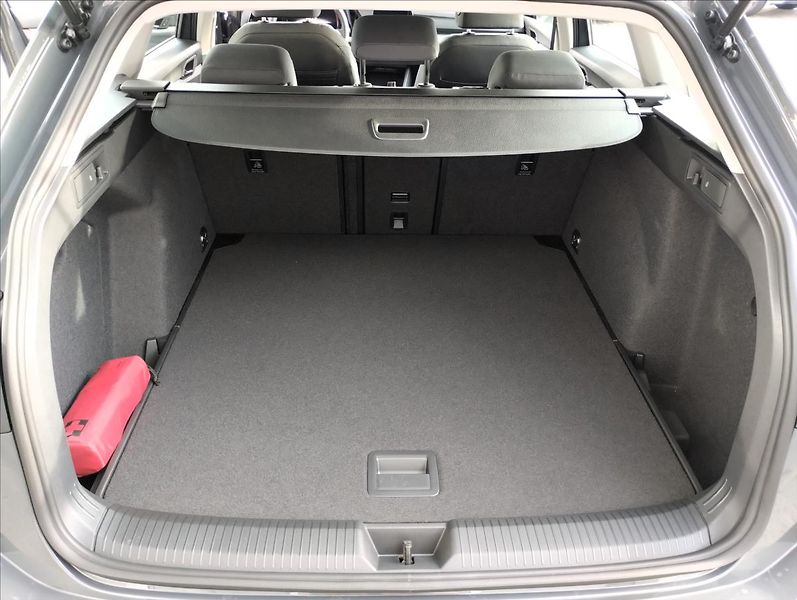 Volkswagen Golf Variant 1,5 eTSI 7DSG mHEV  Life - fotka 14 z 17