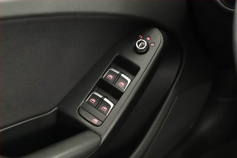 Audi A4 (2013) 2.0 TDI, Serv.kniha, Bi-Xenony - fotka 16 z 18