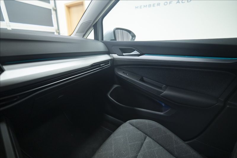 Volkswagen Golf 1,5 TSI KEYLESS KAMERA VÝHŘEV - fotka 31 z 42