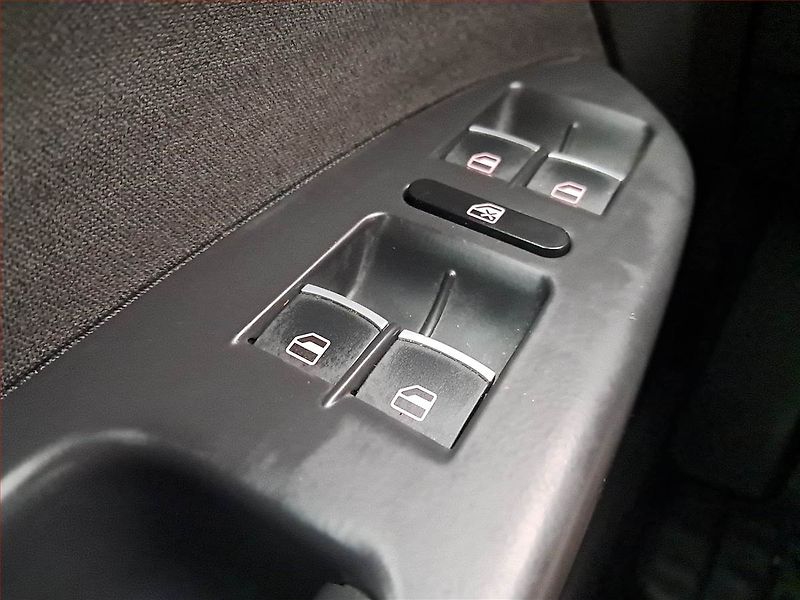 Volkswagen Touran (2015) Comfortline 2.0 TDI, Navi - fotka 17 z 18
