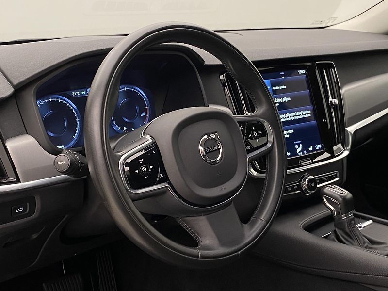 Volvo S90 D4 MOMENTUM AUT  - fotka 18 z 43