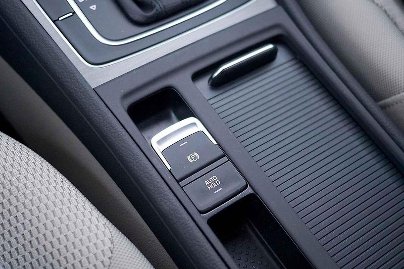 Auto Hold a elektronická parkovací brzda mohou používat společné ovládací prvky, každá funkce má však jiný úkol.