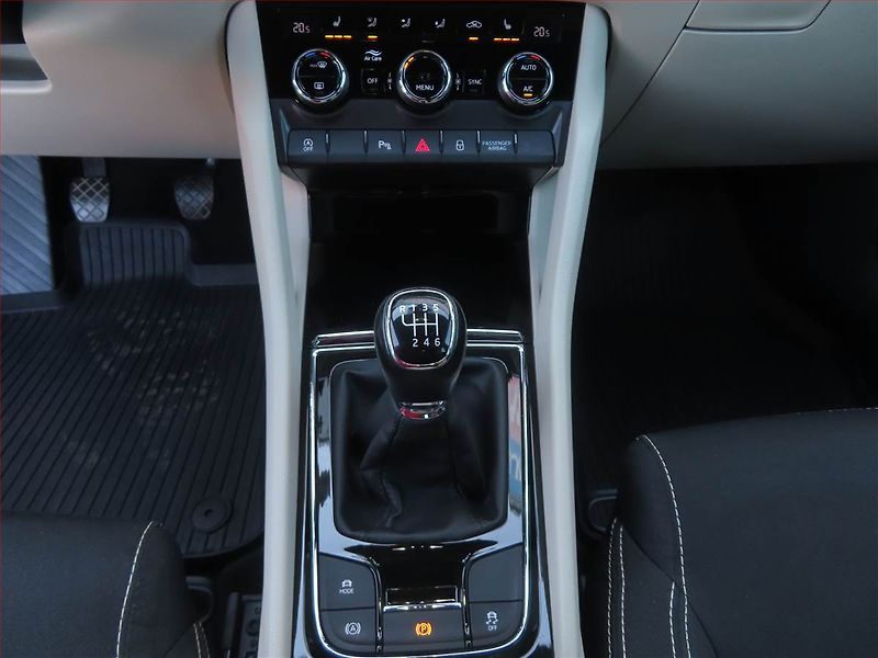 Škoda Karoq (2018) Style Plus 1.5 TSI - fotka 15 z 26