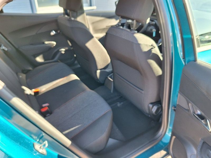 Peugeot 2008 (2025) STYLE PureTech 100 M6 - fotka 12 z 17