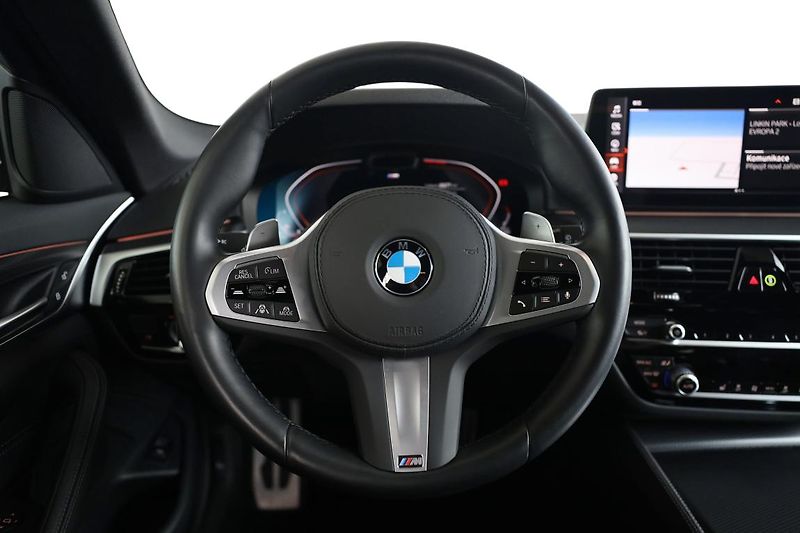 BMW Řada 5 520d xDrive - fotka 20 z 22