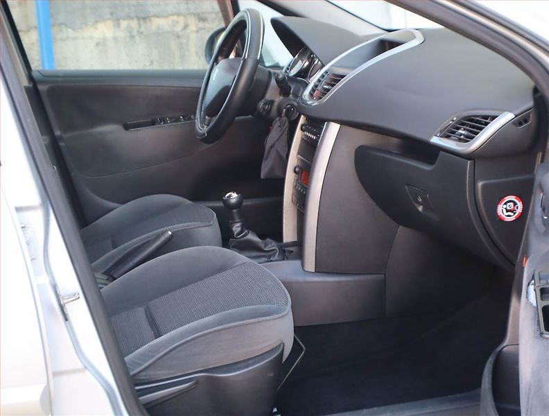 Peugeot 207 (2006) 1.4 HDI, po STK, jezdí výborně - fotka 9 z 15