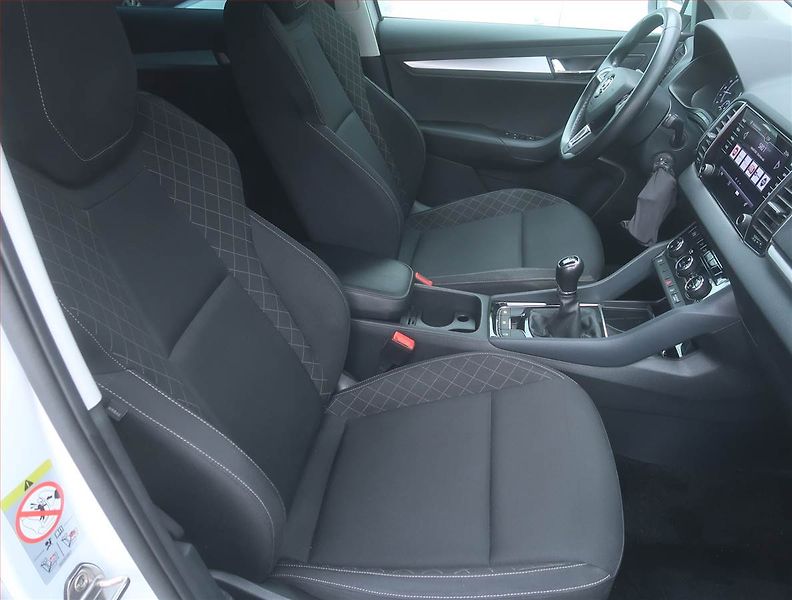 Škoda Karoq (2020) 1.6 TDI, Navi, Tempomat - fotka 9 z 15
