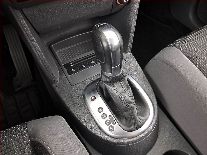 Volkswagen Touran (2014) 1.6 TDI, Automat, Xenony - fotka 13 z 16