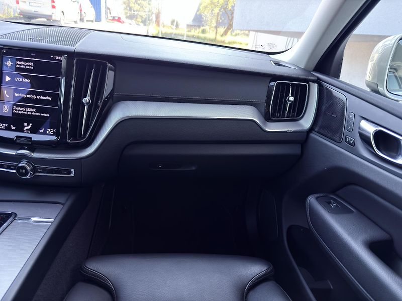 Volvo XC60 B4 AWD INSCRIP. // nezáv. top. - fotka 20 z 48