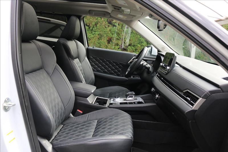Mitsubishi Outlander 2,4 PHEV, 7míst, Tažné - fotka 35 z 56