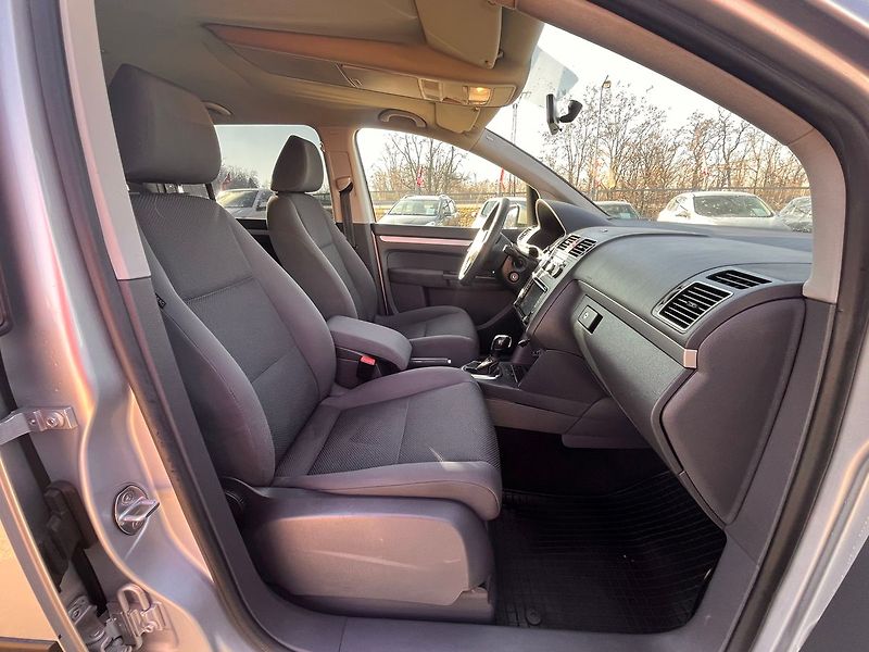 Volkswagen Touran 1.6TDi 77kW*WEBASTO*VÝHŘEV SED - fotka 19 z 34