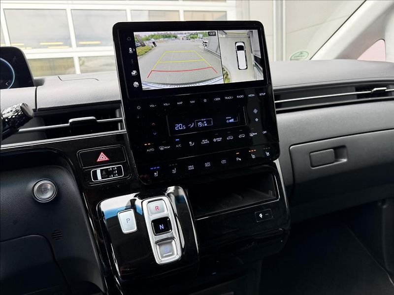 Hyundai Staria 1,6 T HEV 7M  Luxury Panorama - fotka 19 z 26