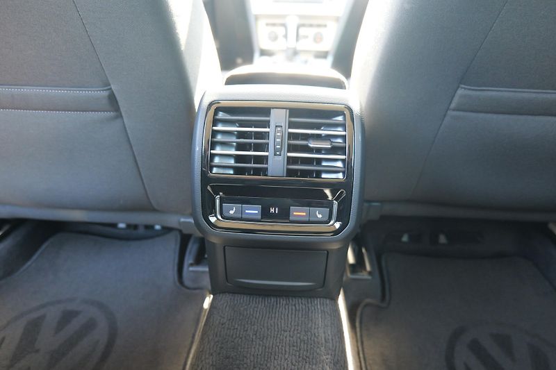Volkswagen Passat 1.4 TSI 110 kW DSG Kamera Tažn - fotka 14 z 35