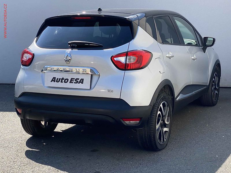 Renault Captur (2016) 1.2 TCe, Intense, AT, navi - fotka 4 z 17