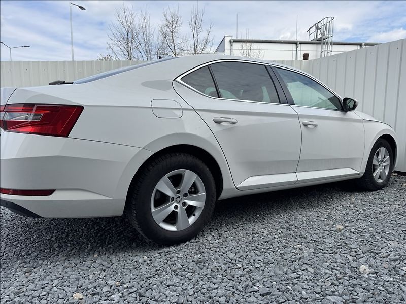 Škoda Superb 2,0 TDI 140kW ACC - fotka 17 z 50
