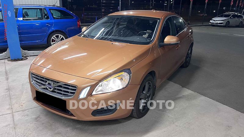 Volvo S60 (2011) 2.0 T, servis.kniha - fotka 1 z 3