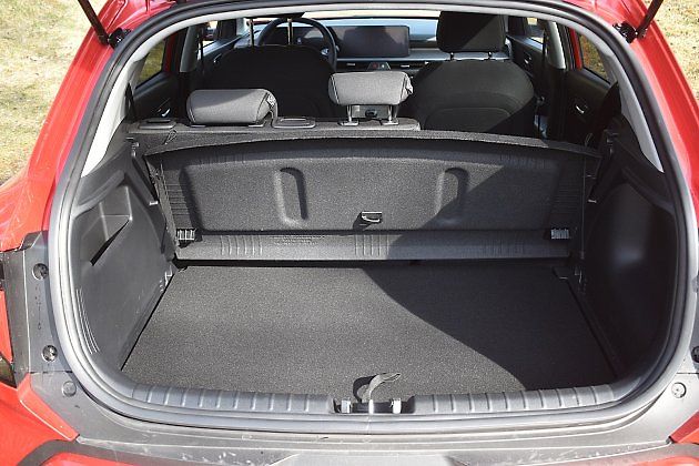 Zajímavostí je možnost umístit plato za zadní opěradlo., zdroj: Deník/Radek Pecák