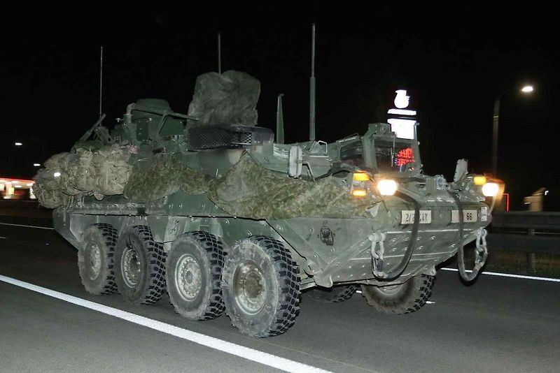 Konvoj amerických vojenských vozidel na D1.