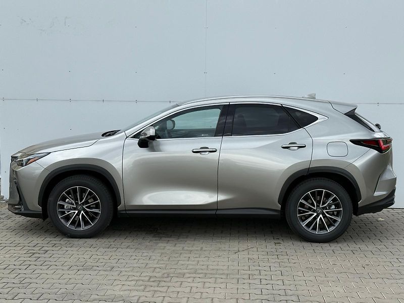 Lexus NX 350h 2,5 HSD e-CVT Executive 4×4 E- - fotka 3 z 29