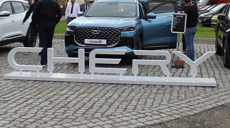 Čeští partneři navštívili výrobní závod čínské automobilky Chery. Na modelu Tiggo 9 byla ve Wuhu představena interaktivní forma online prezentace vozu.