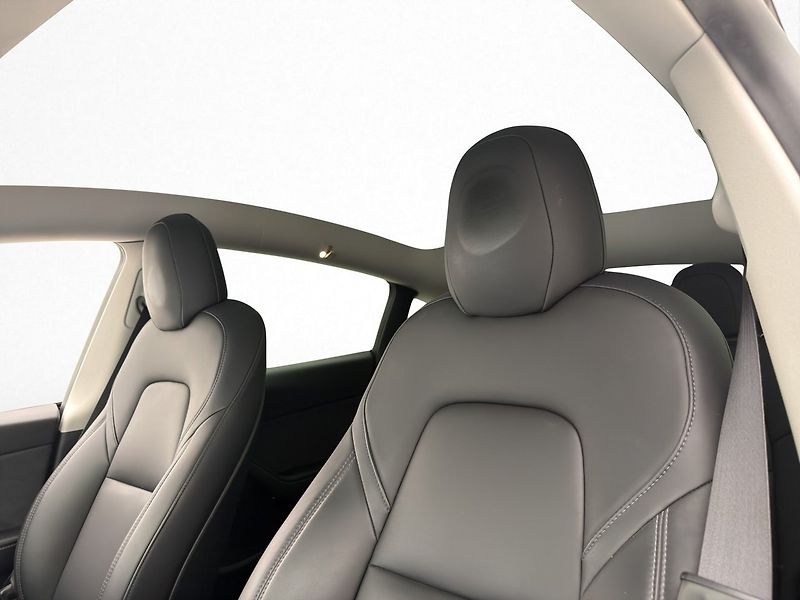 Tesla Model Y Long Range AWD - fotka 10 z 29