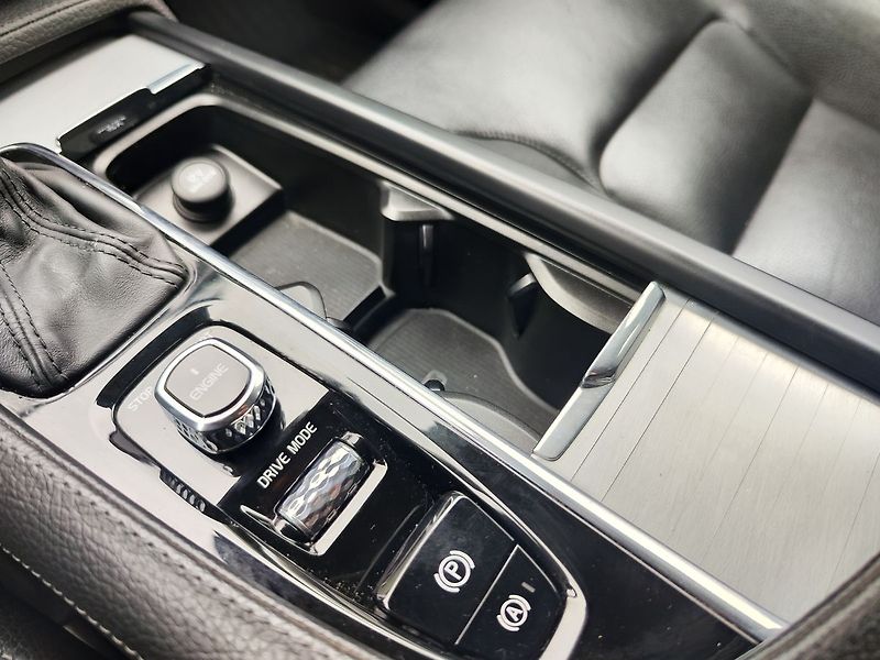 Volvo XC90 2.0 T6/235kW Momentum AWD ČR - fotka 27 z 35
