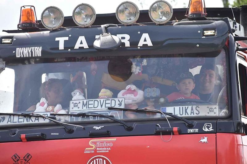 Sraz veteránů a nákladních vozů Tatra přilákal do Heřmánkovic stovky návštěvníků a desítky majitelů historických a nákladních vozů.