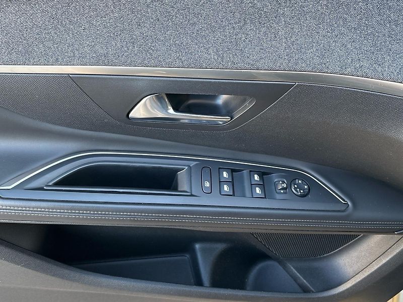 Peugeot 5008 (2018) AllurePack 1.6 THP EAT6 - fotka 33 z 57