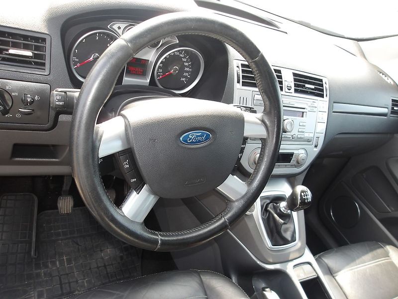 Ford Kuga 2,0TDCi 100 kW ! TITANIUM ! - fotka 15 z 29