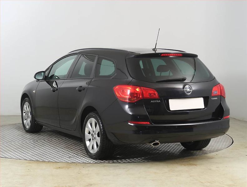 Opel Astra (2011) 1.4 T, Tempomat, Park. senzory - fotka 4 z 18