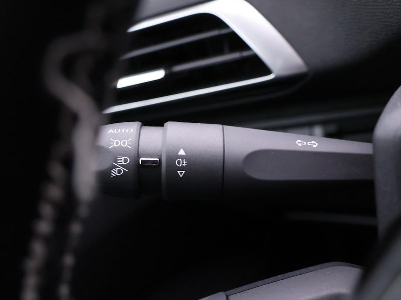Peugeot 5008 1,5 HDI 96kW Allure 7-Míst DPH - fotka 19 z 36