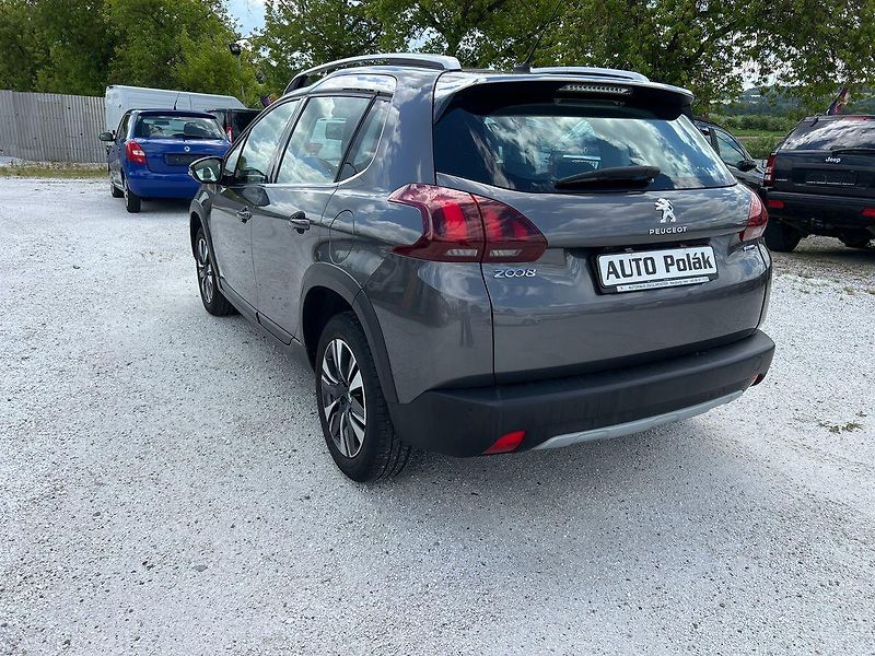 Peugeot 2008 1.2 i - fotka 13 z 15