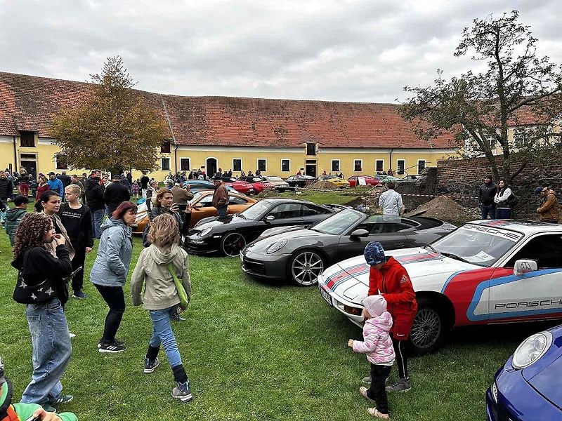 Sraz vozů Porsche ve Švihově na hradě.