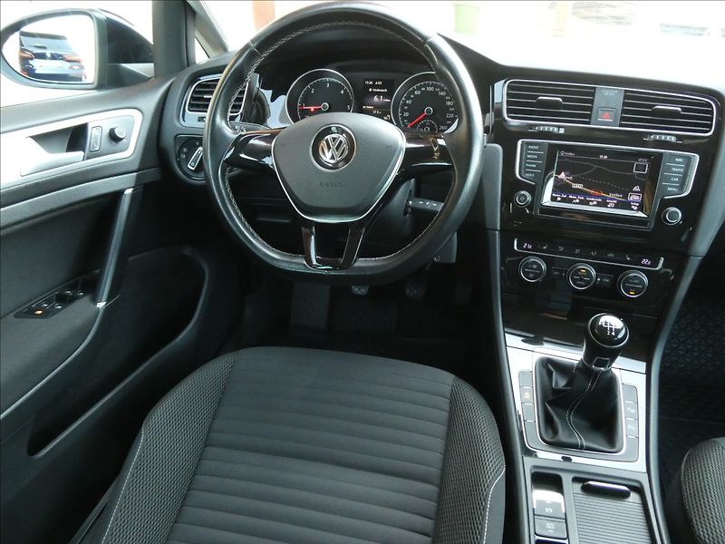 Volkswagen Golf 1,6 TDi 81kW CUP,2xkola,naviga - fotka 23 z 48