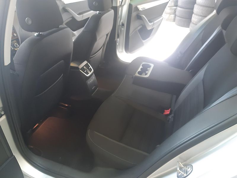 Škoda Octavia 1.6 TDI DSG NAVI APP - fotka 23 z 28