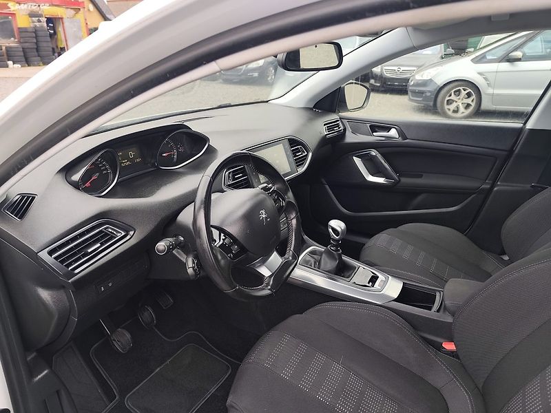Peugeot 308 (2015) - fotka 18 z 40