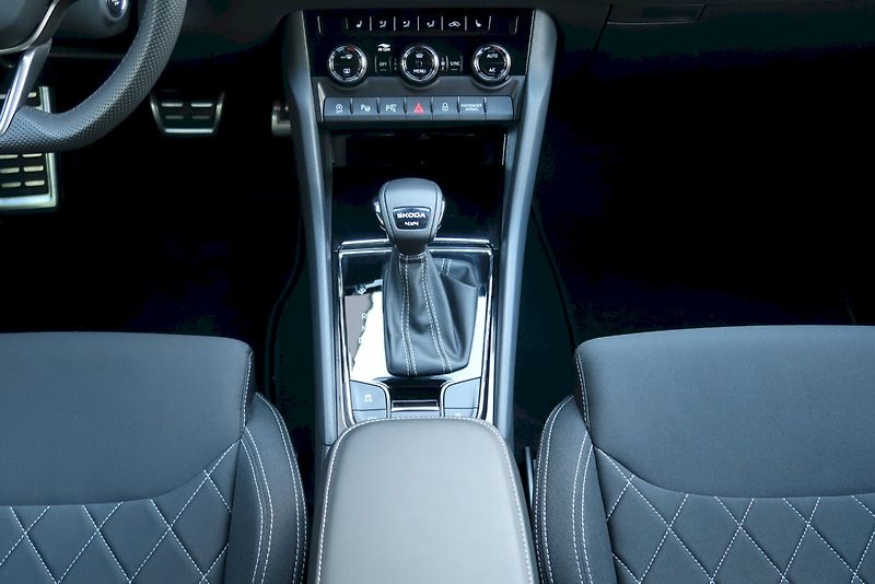 Škoda Karoq (2025) SportLine 2,0 TDi/110 kW 4X4DS - fotka 6 z 32