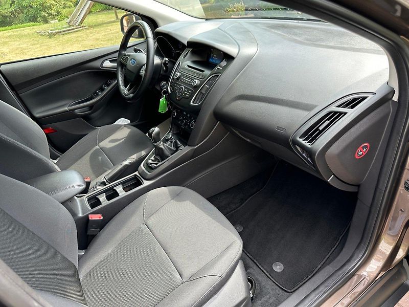 Ford Focus (2016) 1.0Ecoboost 74kw Business - fotka 17 z 25