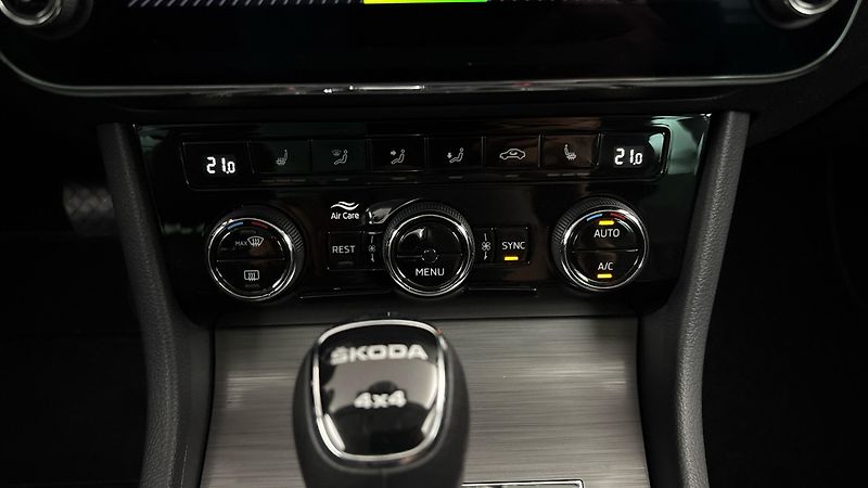 Škoda Superb 2.0 TDI DSG 4x4 Style Combi - fotka 13 z 31